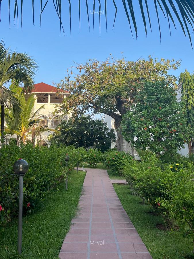 6 Bed Villa with En Suite at Casuarina - 5