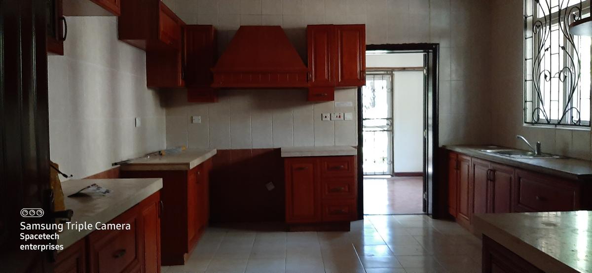 5 Bed Townhouse with En Suite in Lavington - 9