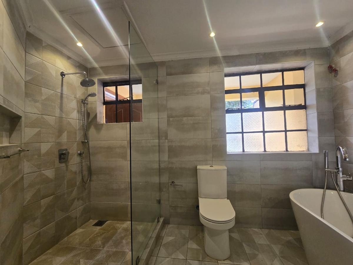 5 Bed Townhouse with En Suite in Lavington - 4