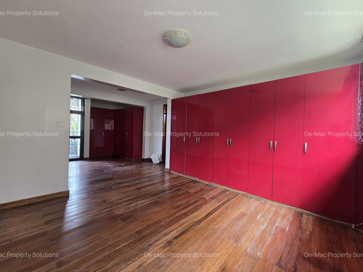 5 Bed House with En Suite in Lavington - 10