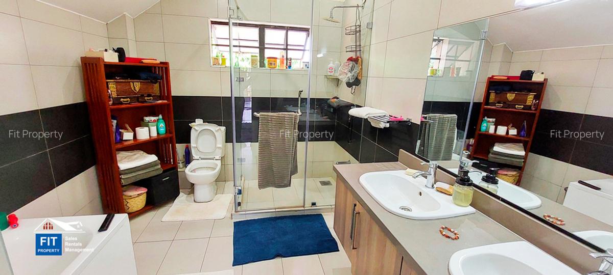 4 Bed House with En Suite in Ridgeways - 7