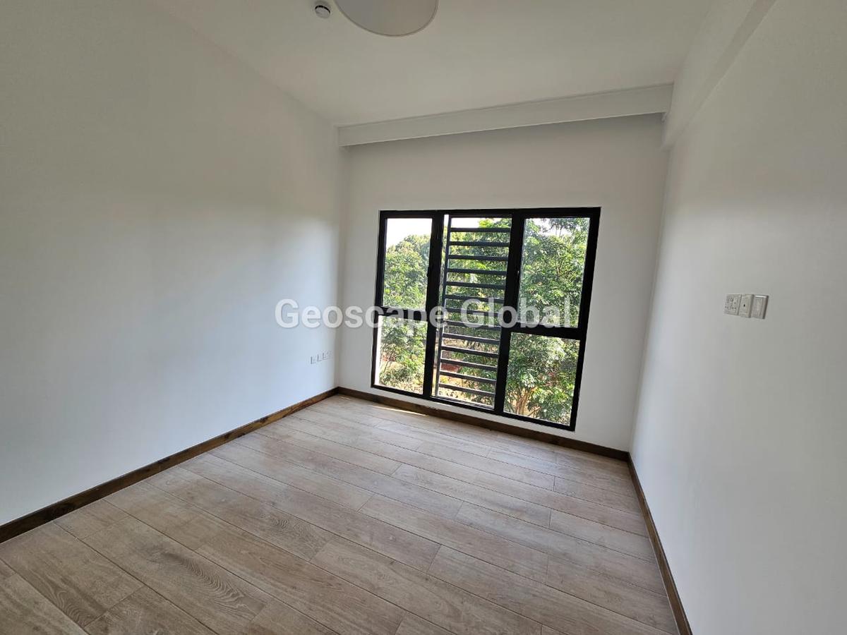 2 Bed Apartment with En Suite in Rosslyn - 3