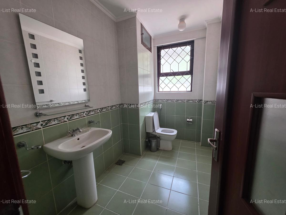 4 Bed Apartment with En Suite at Brookside Drive - 16