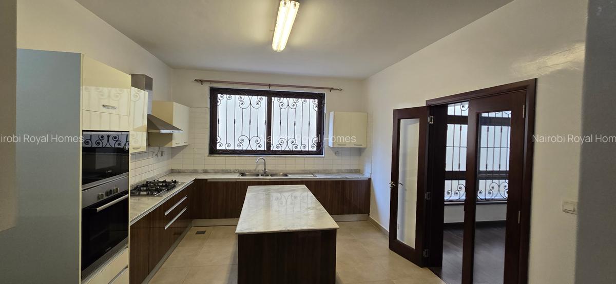 5 Bed House with En Suite at Lavington Green - 8