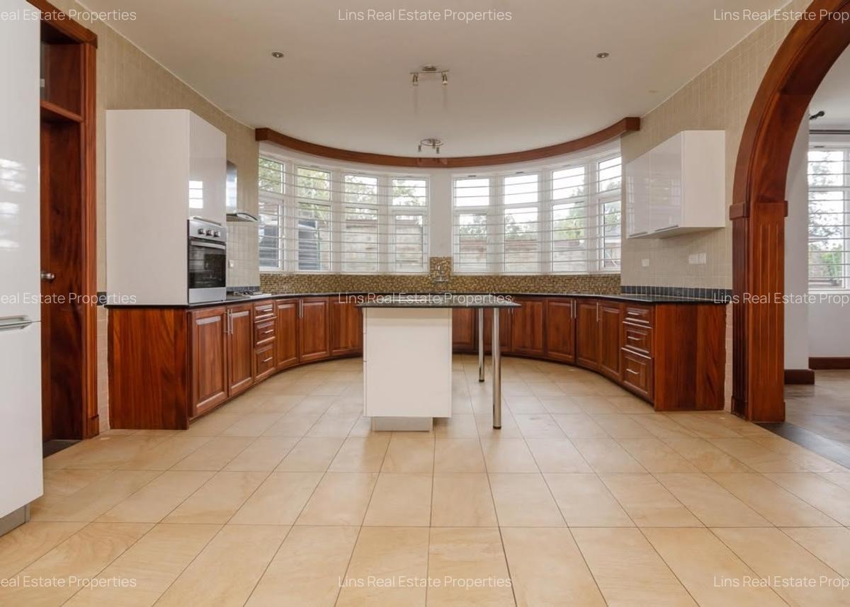 5 Bed Townhouse with En Suite in Rosslyn - 3
