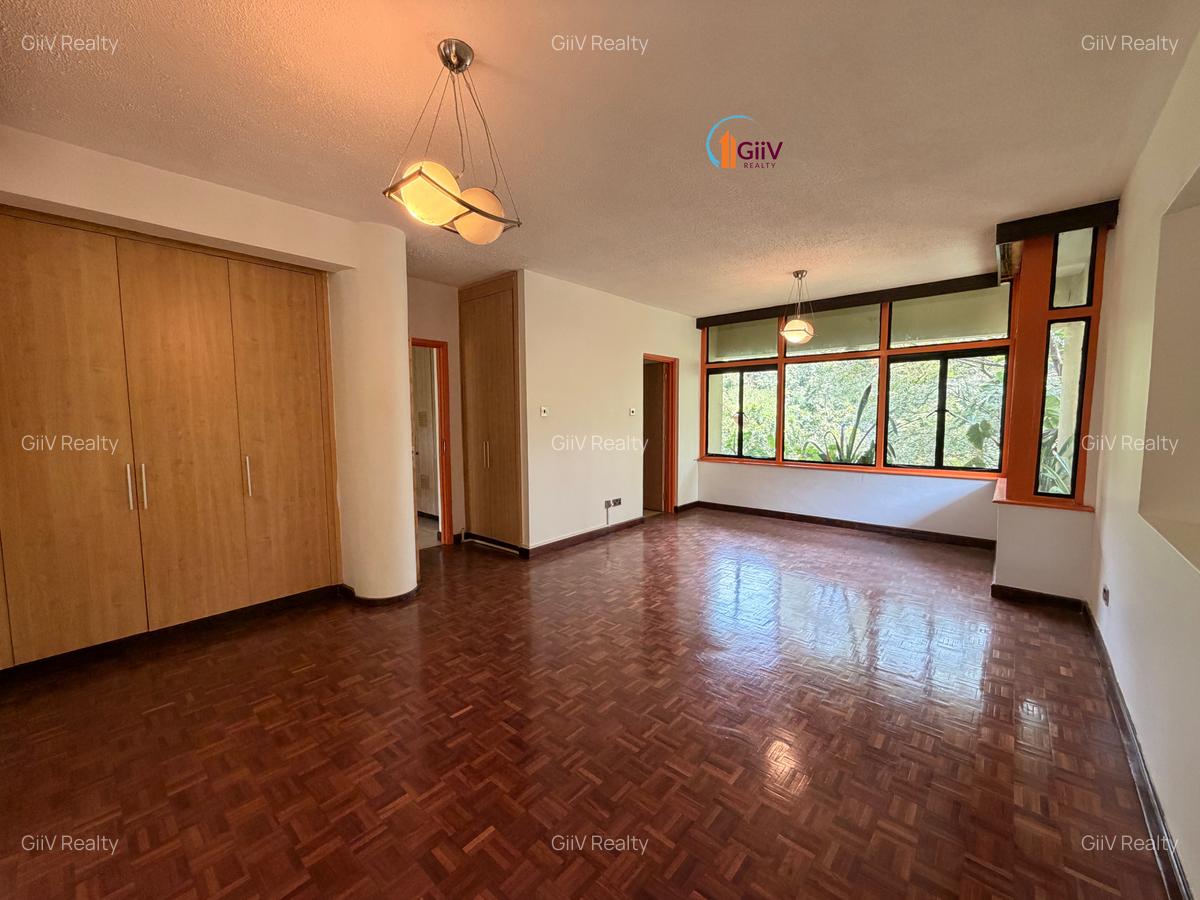 4 Bed Apartment with En Suite in Riverside - 11