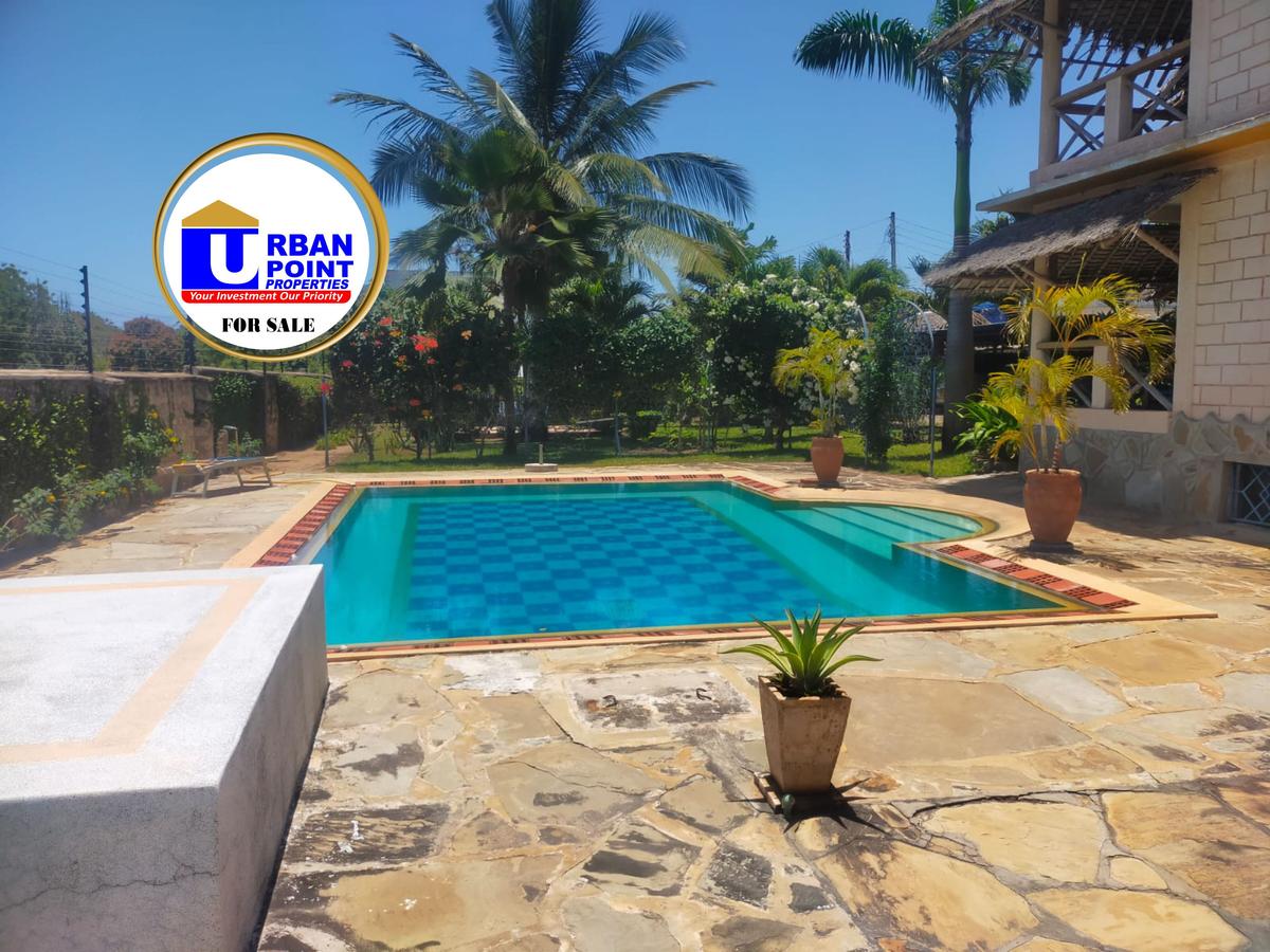 6 Bed Villa with En Suite in Nyali Area - 2