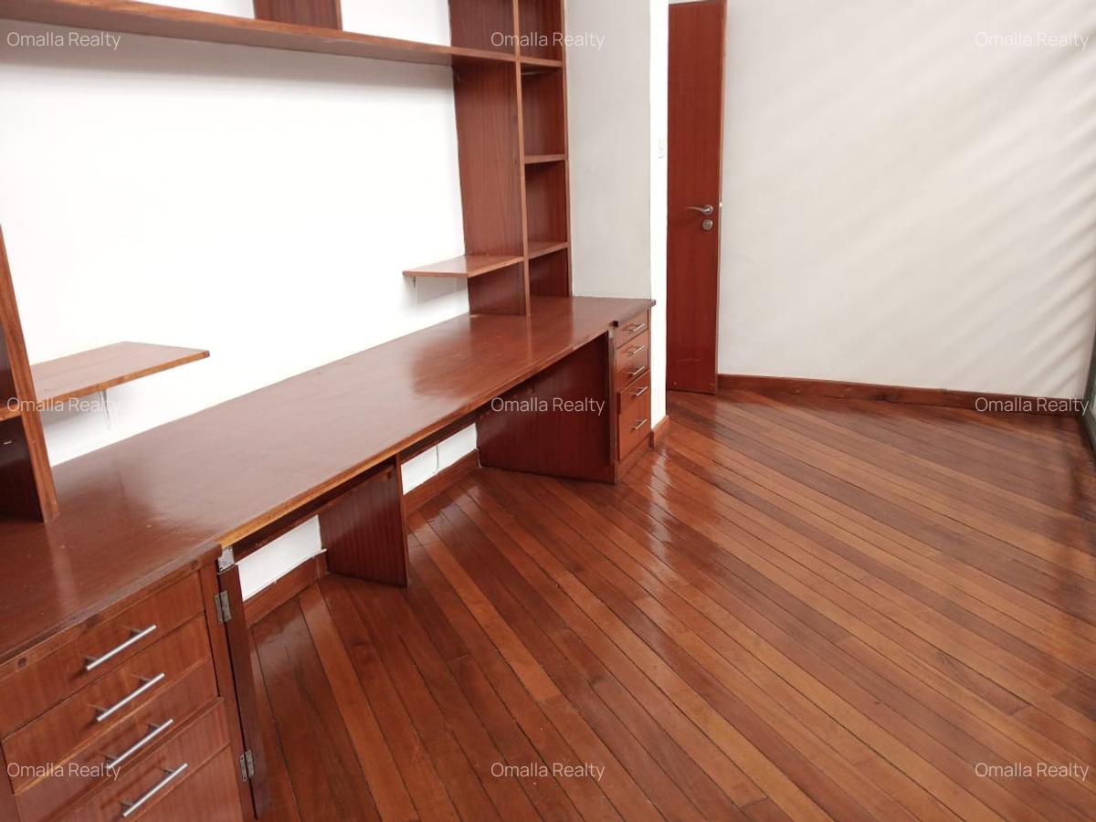 4 Bed House with En Suite in Lavington - 10