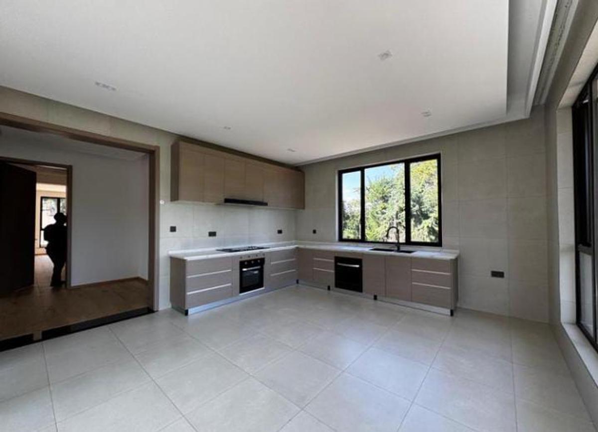 6 Bed Villa with En Suite in Nyari - 7