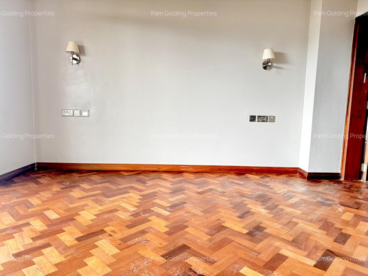 4 Bed Apartment with En Suite in Riverside - 10