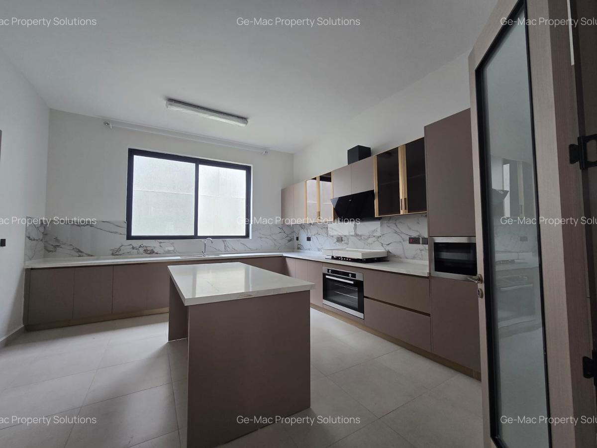 5 Bed House with En Suite in Lavington - 7