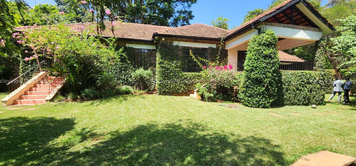 4 Bed House with En Suite at Lavington - 5