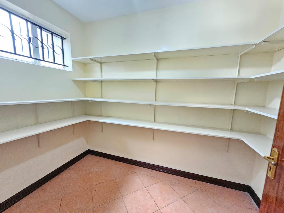 5 Bed House with En Suite in Lavington - 13