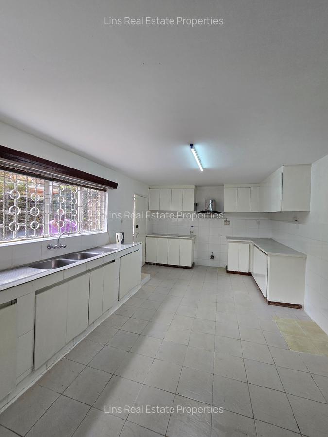 5 Bed House with En Suite in Lavington - 10