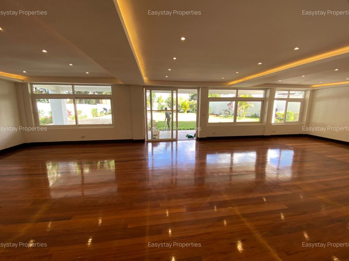 5 Bed House with En Suite in Runda - 2