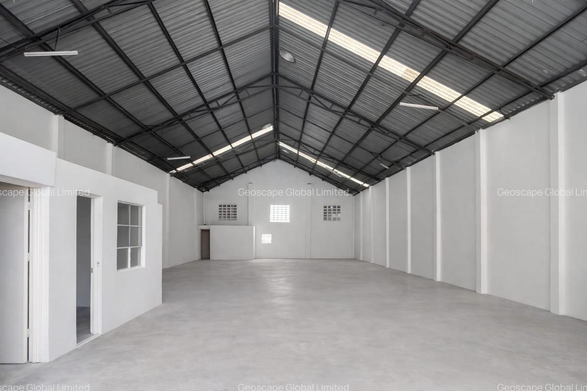 6,000 ft² Warehouse with Parking in Industrial Area - 1