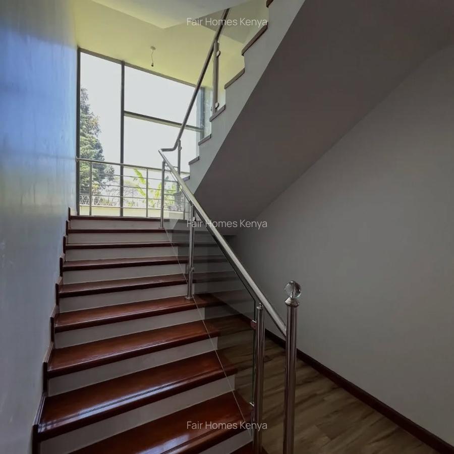 6 Bed Townhouse with En Suite at Lavington Green - 3