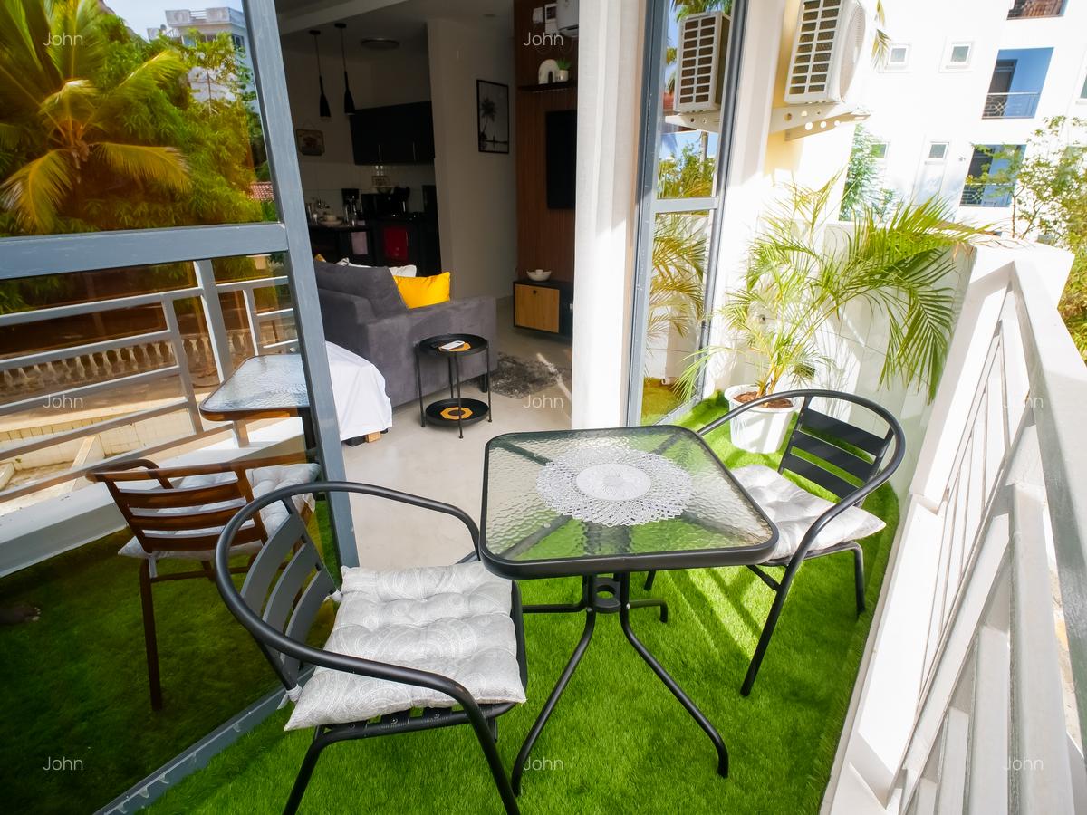 Serviced 2 Bed Apartment with En Suite at 1St Ave - 14