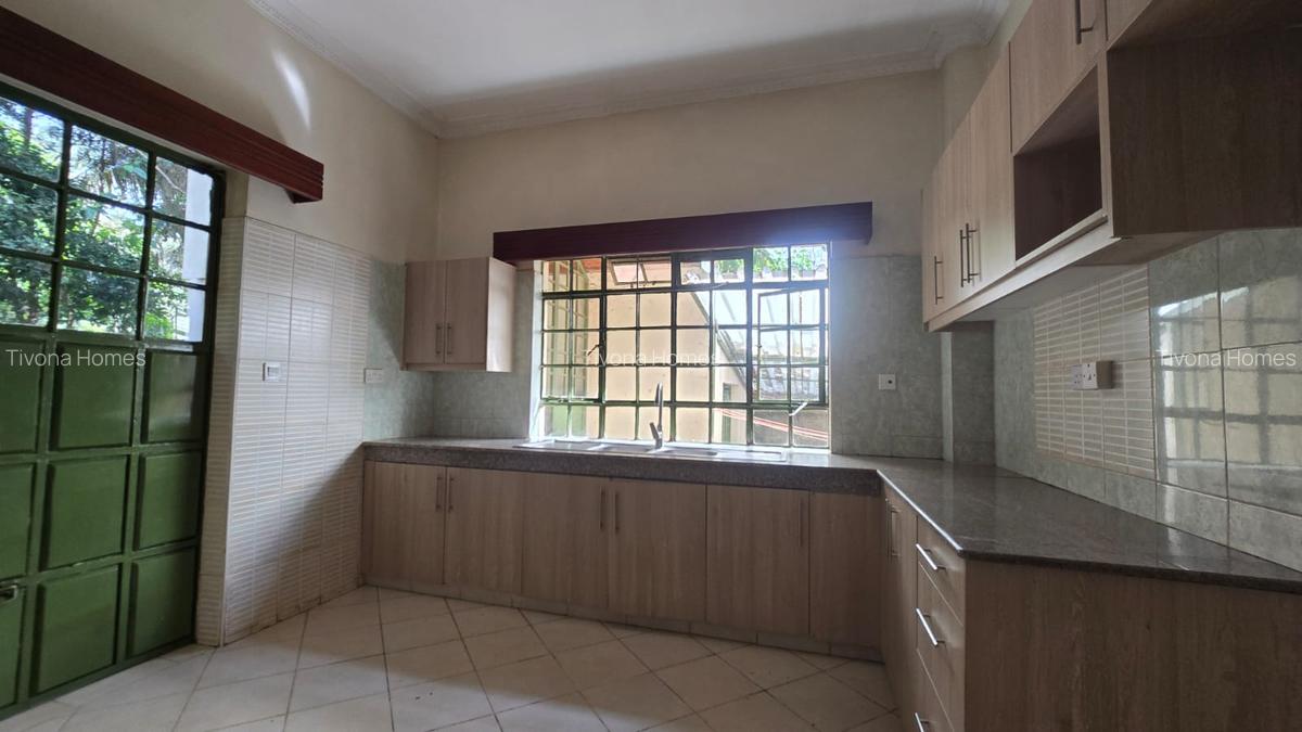 5 Bed House with En Suite in Lavington - 13