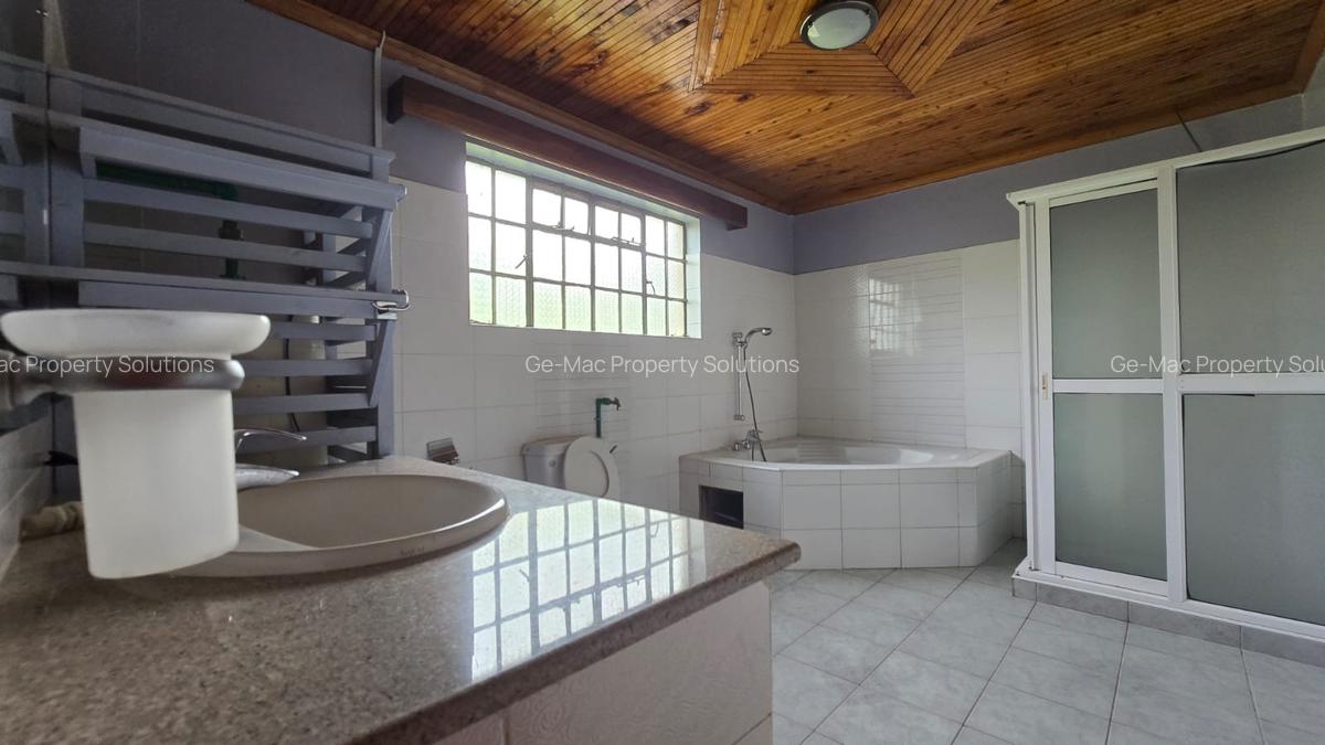 5 Bed House with En Suite in Lavington - 15