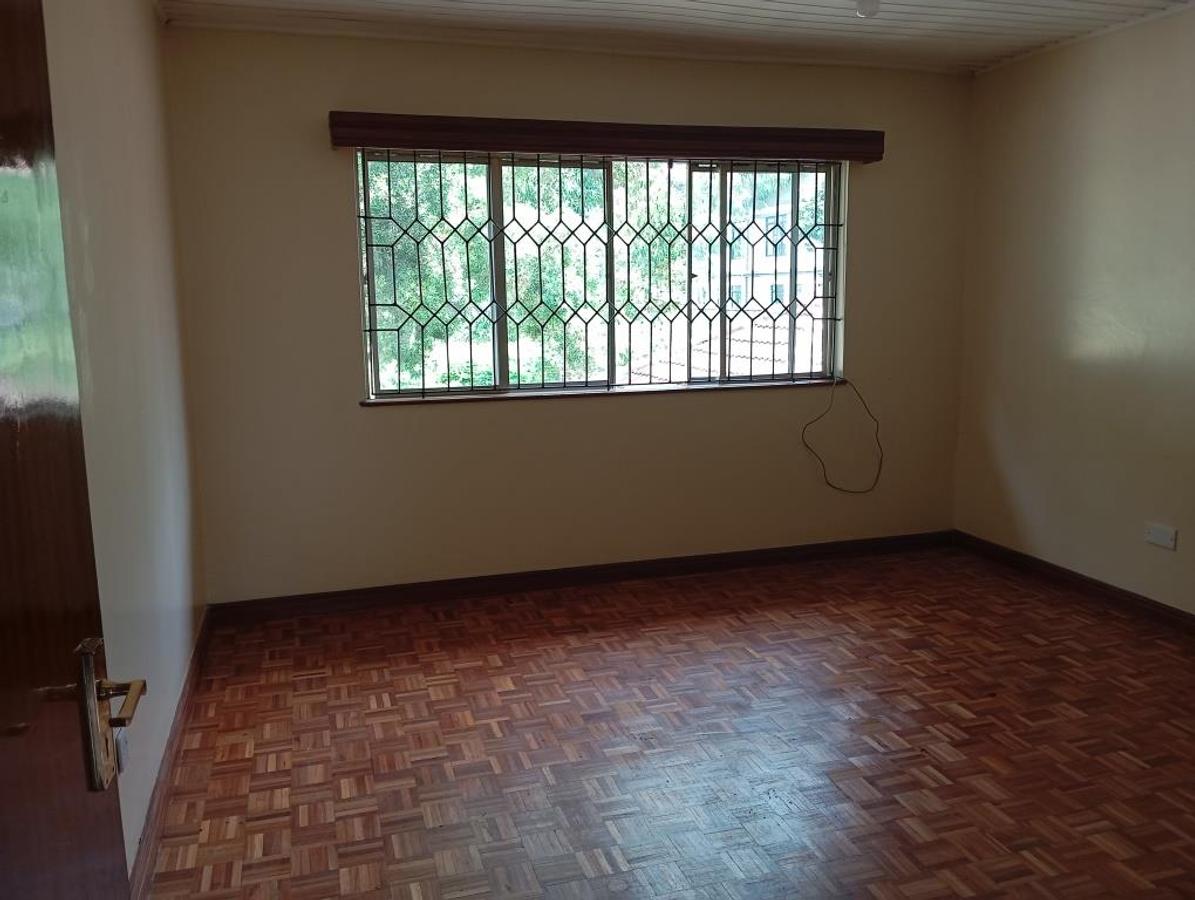 5 Bed House with En Suite at Lavington - 8