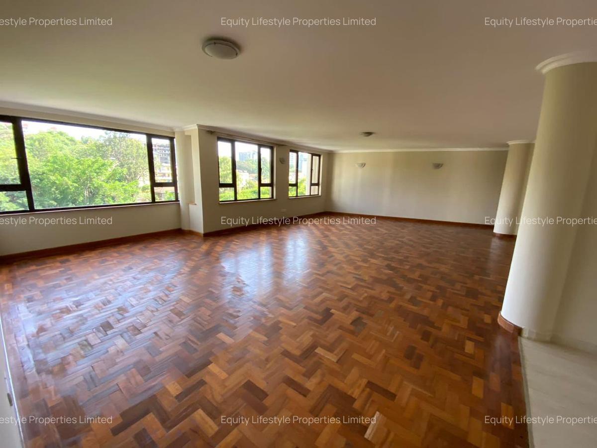 3 Bed Apartment with Swimming Pool in Riverside - 1