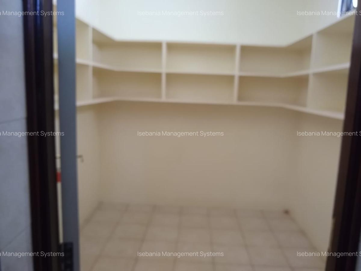 4 Bed House with En Suite at - 17