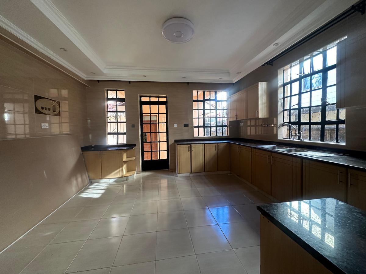 5 Bed House with En Suite at Lavington - 8