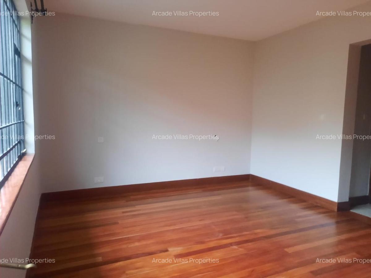 5 Bed Townhouse with En Suite in Lavington - 3