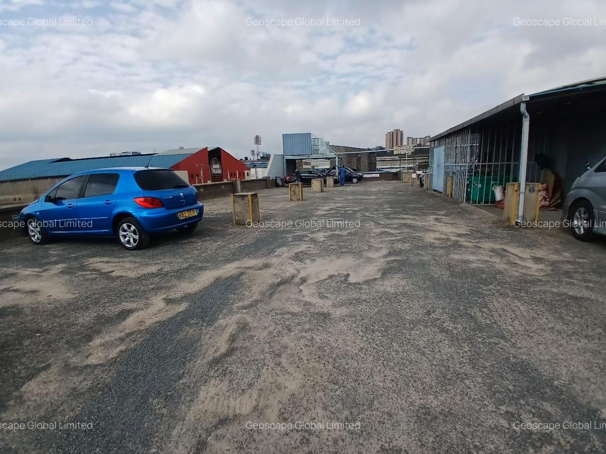 8,400 ft² Warehouse with Parking in Industrial Area - 8
