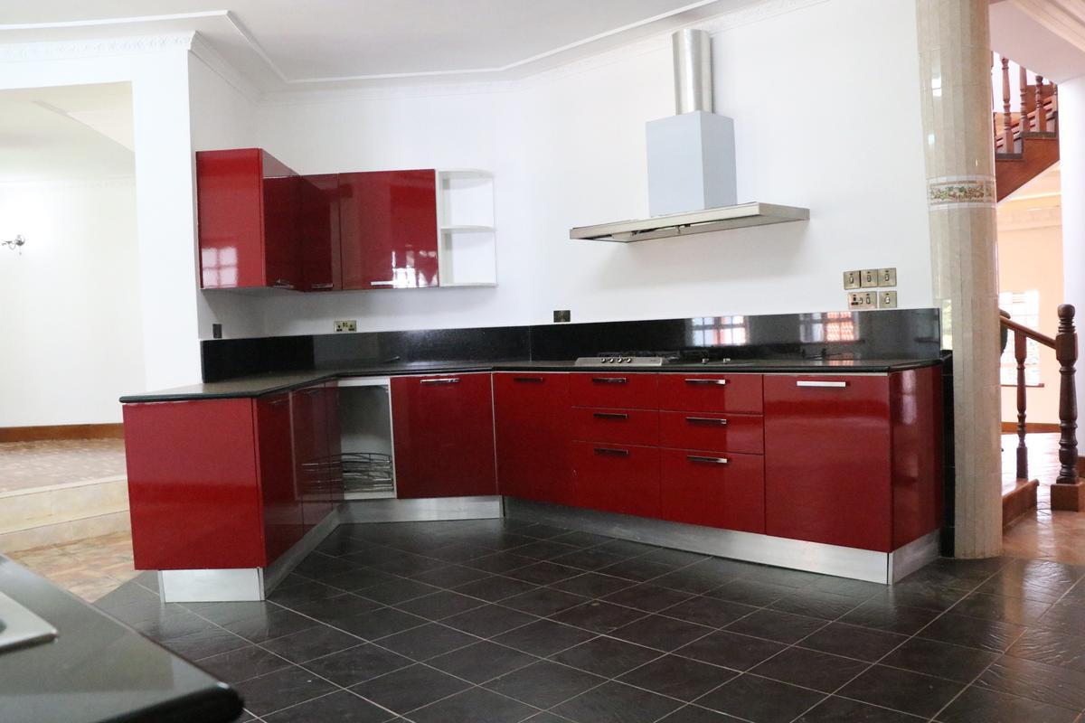 5 Bed House with En Suite in Runda - 4