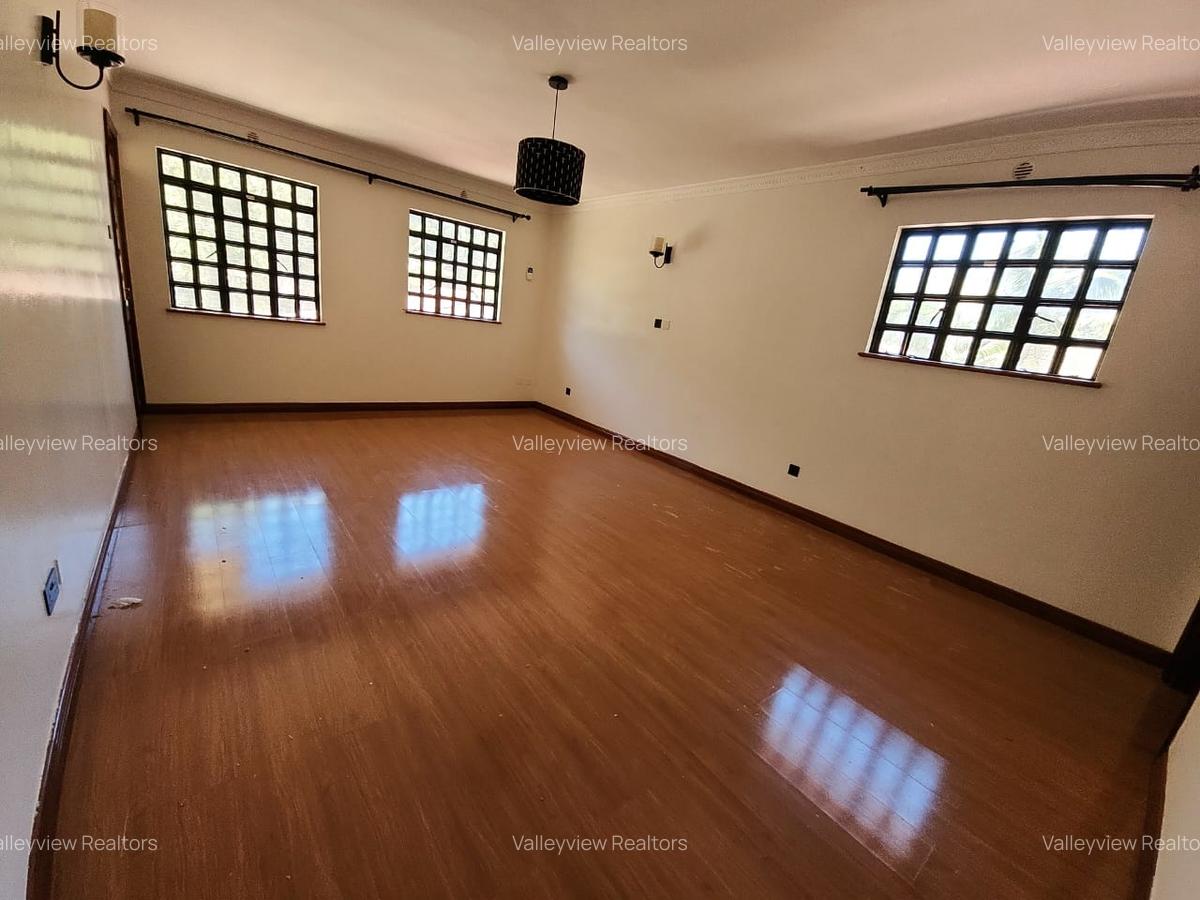 4 Bed Townhouse with En Suite at Lavington - 15