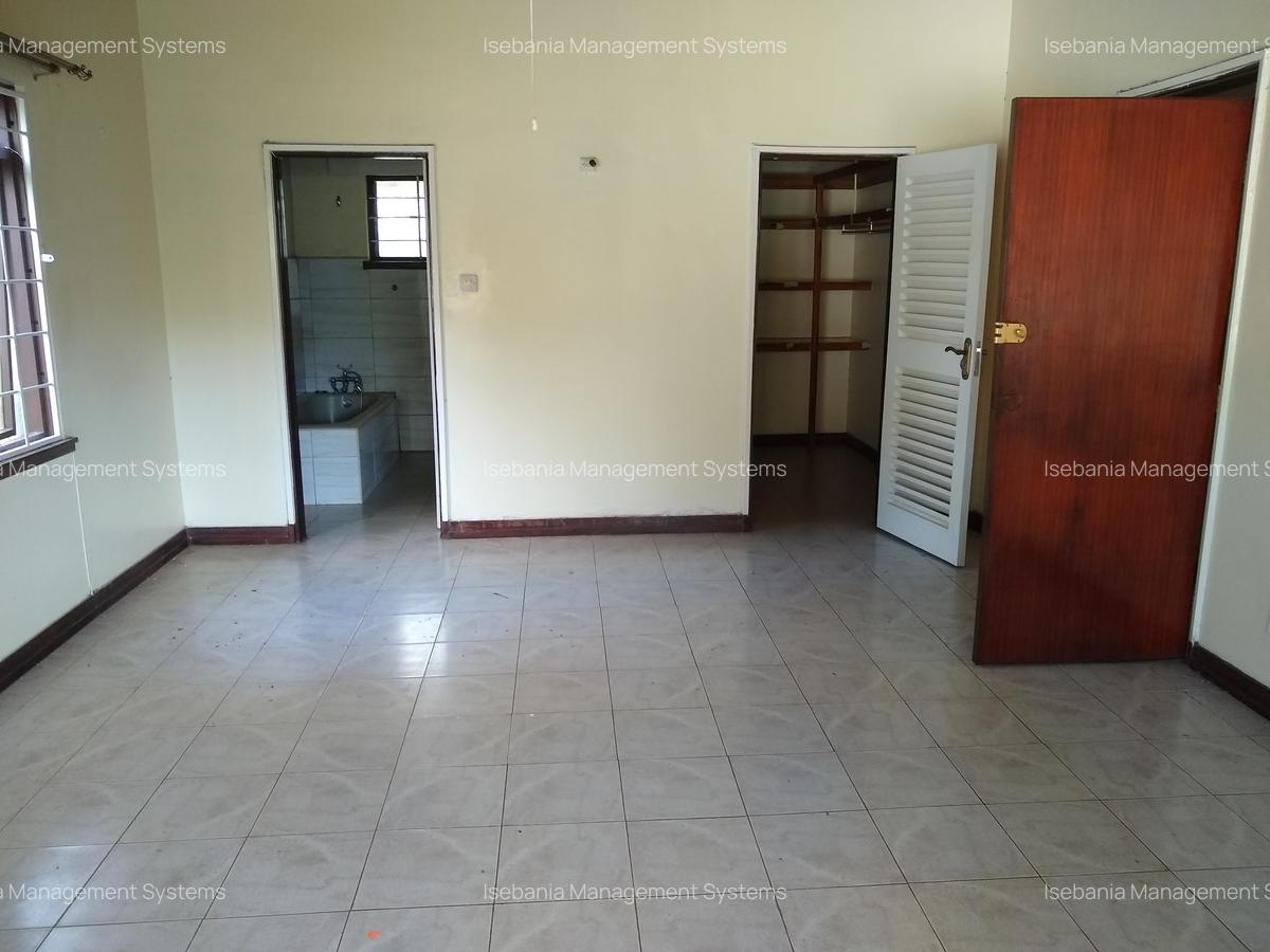 4 Bed House with En Suite at - 5