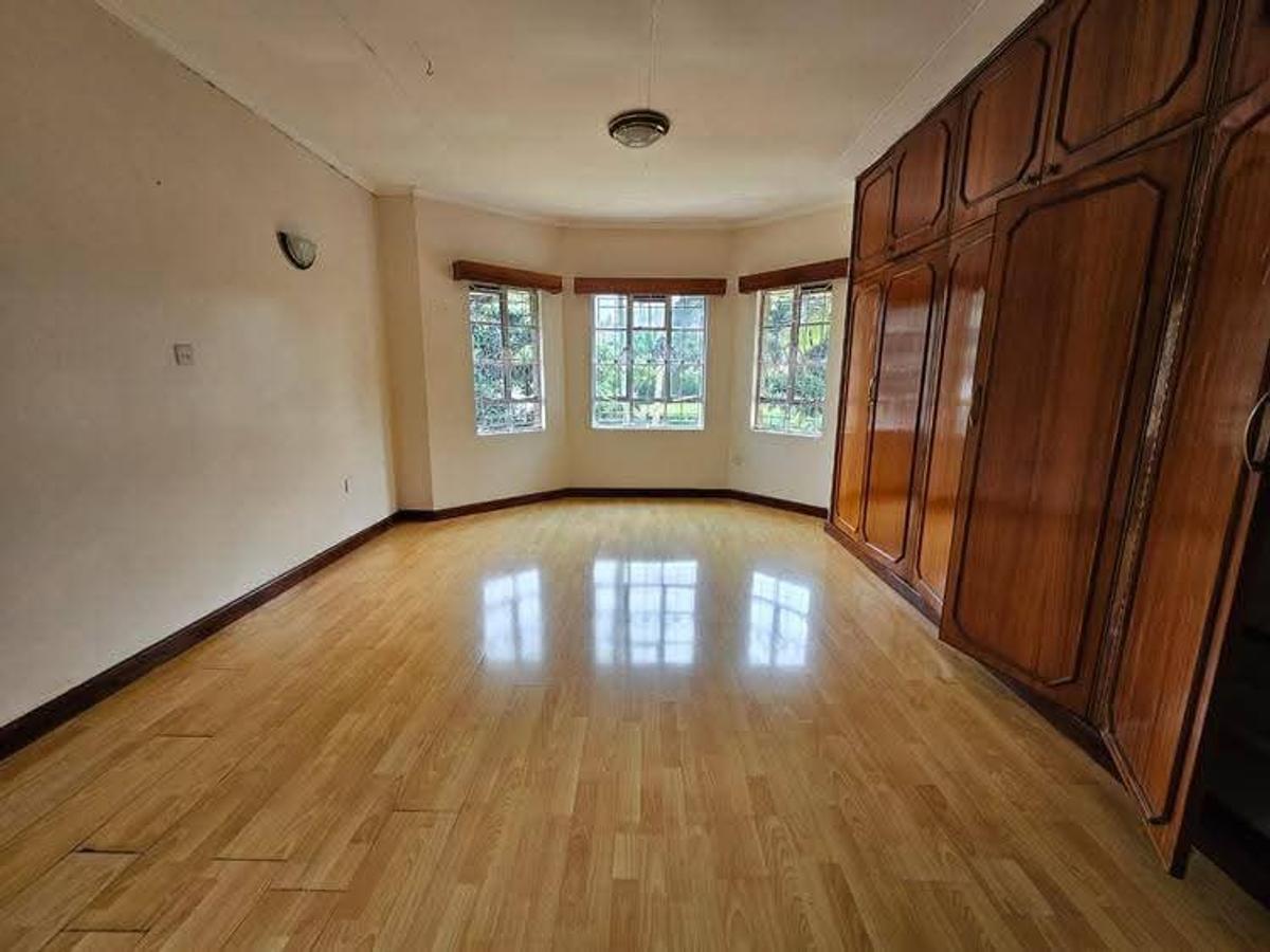 5 Bed Townhouse with En Suite at Lavington - 4