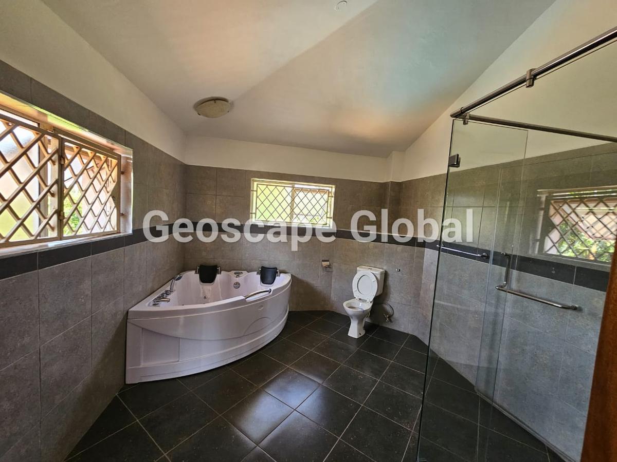 5 Bed House with En Suite in Runda - 13
