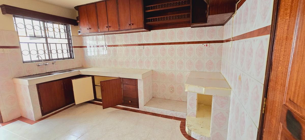 4 Bed Townhouse with En Suite at James Gichuru - 16