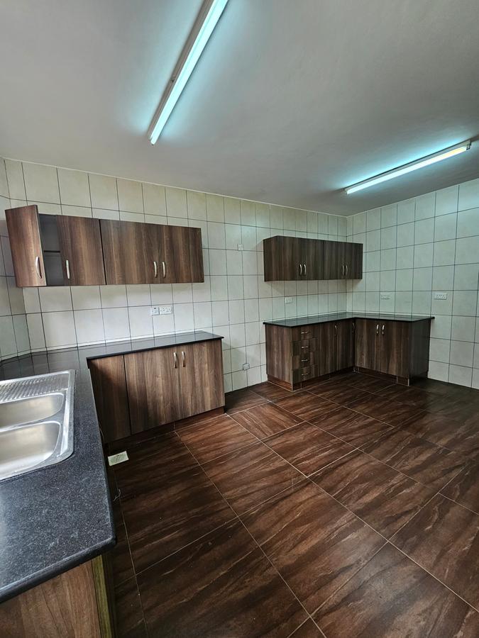 3 Bed Apartment with En Suite at Lavington - 7