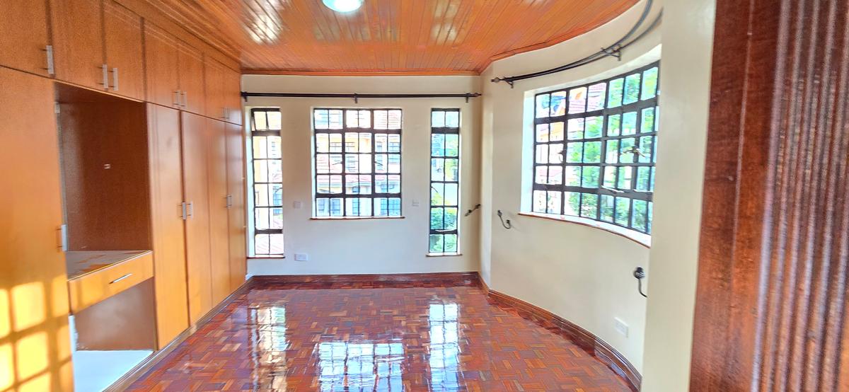 5 Bed Townhouse with En Suite at Lavington - 7