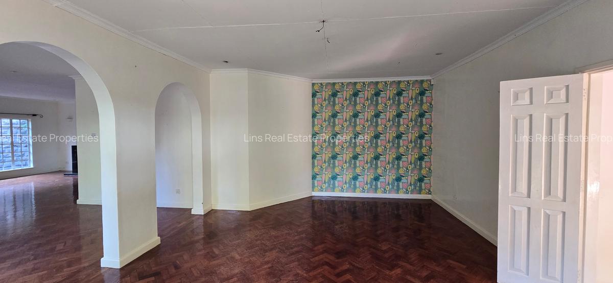 4 Bed House with En Suite in Lavington - 8