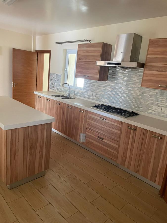 3 Bed Apartment with En Suite at Lavington - 7