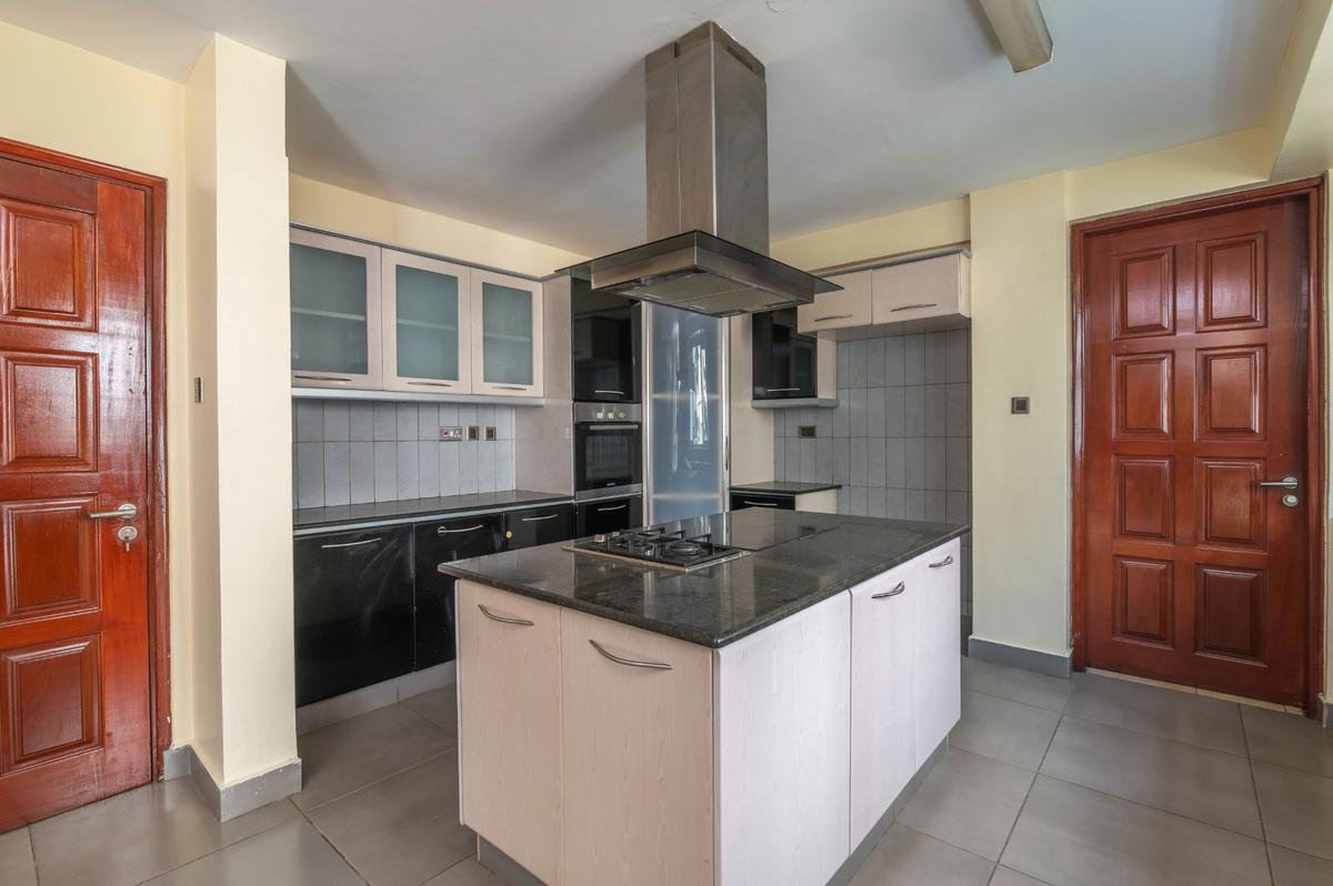 3 Bed Apartment with En Suite in Riverside - 5