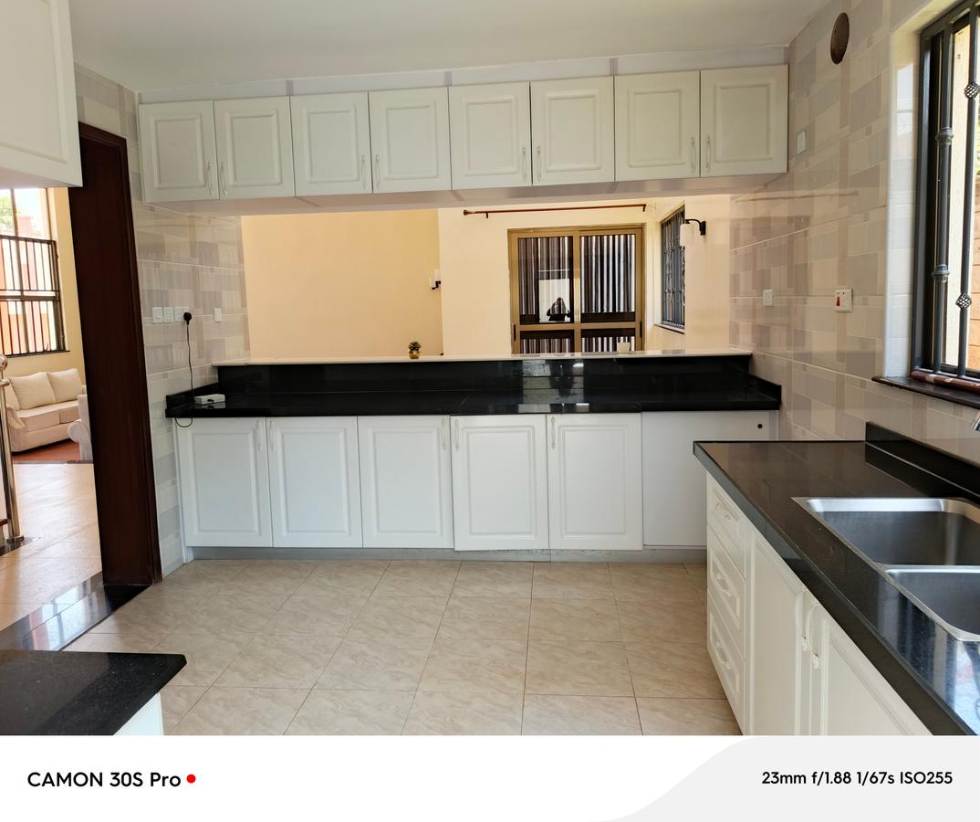 5 Bed Townhouse with En Suite at Lavington - 10