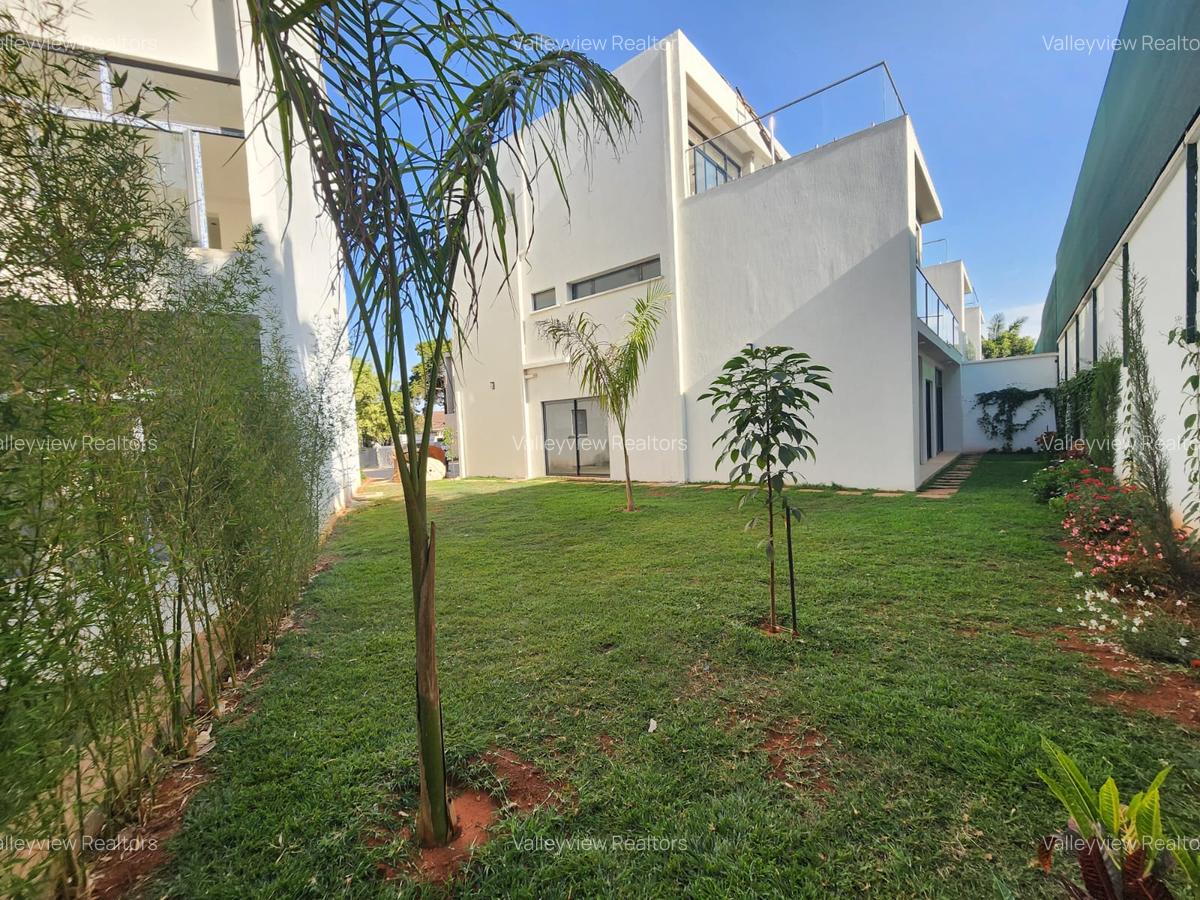 5 Bed Townhouse with En Suite at Lavington - 8