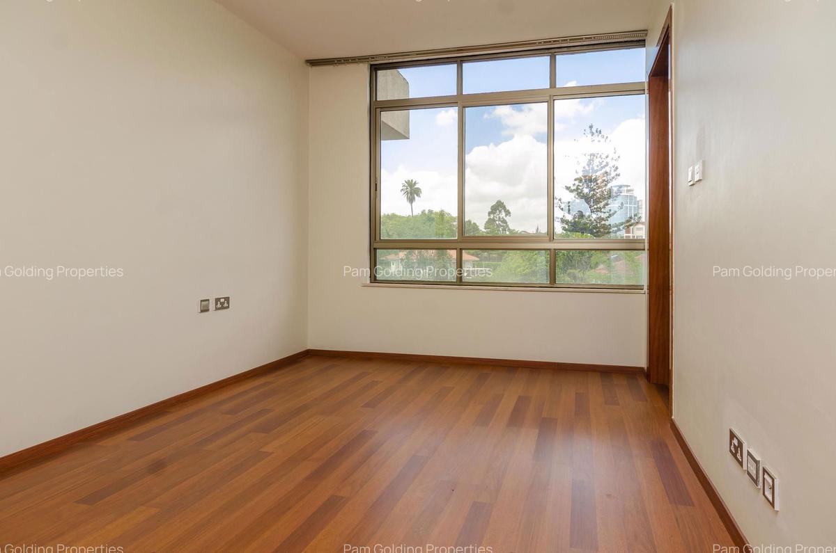 3 Bed Apartment with En Suite in Parklands - 10