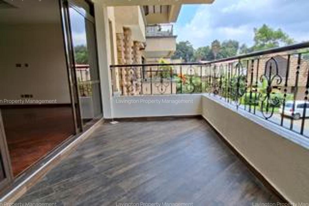 5 Bed Villa with En Suite at Lavington Green - 8