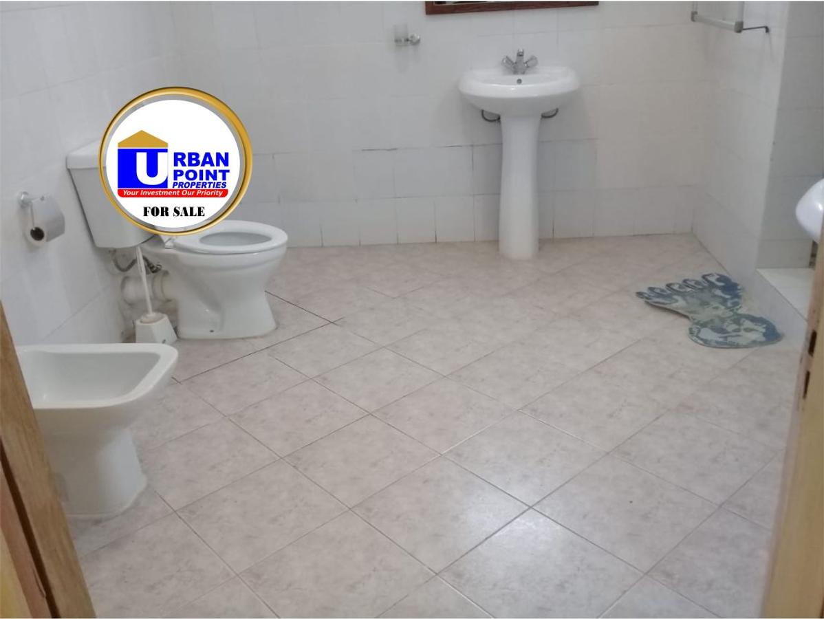 6 Bed House with En Suite in Watamu - 4