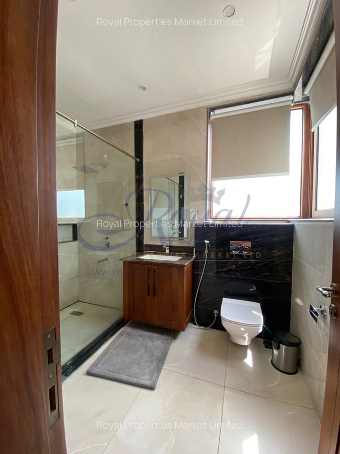 6 Bed House with En Suite in Lavington - 11