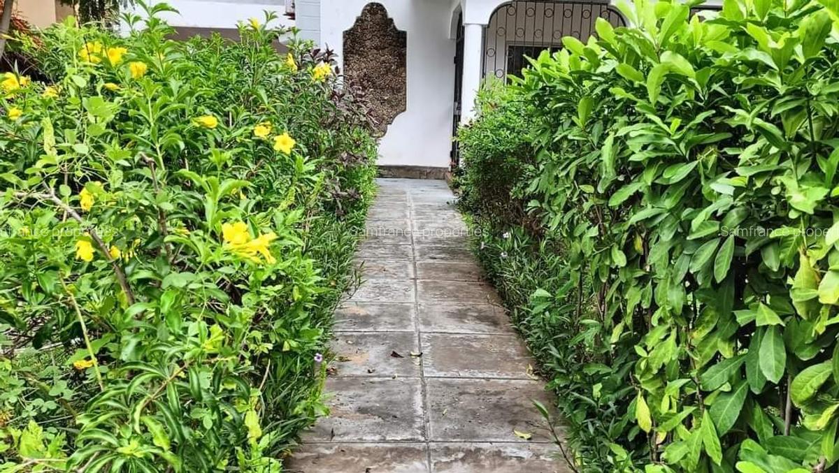 4 Bed Villa with En Suite at Links Road - 5