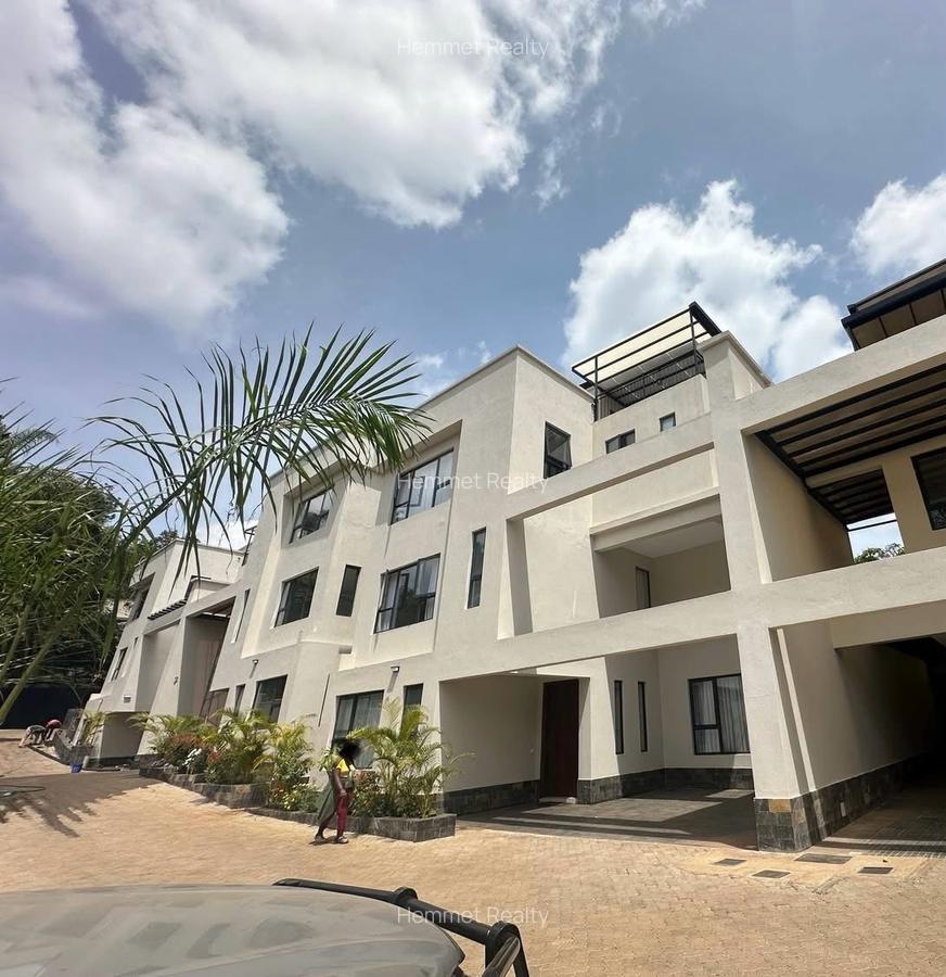 5 Bed Townhouse with En Suite in Lavington - 1