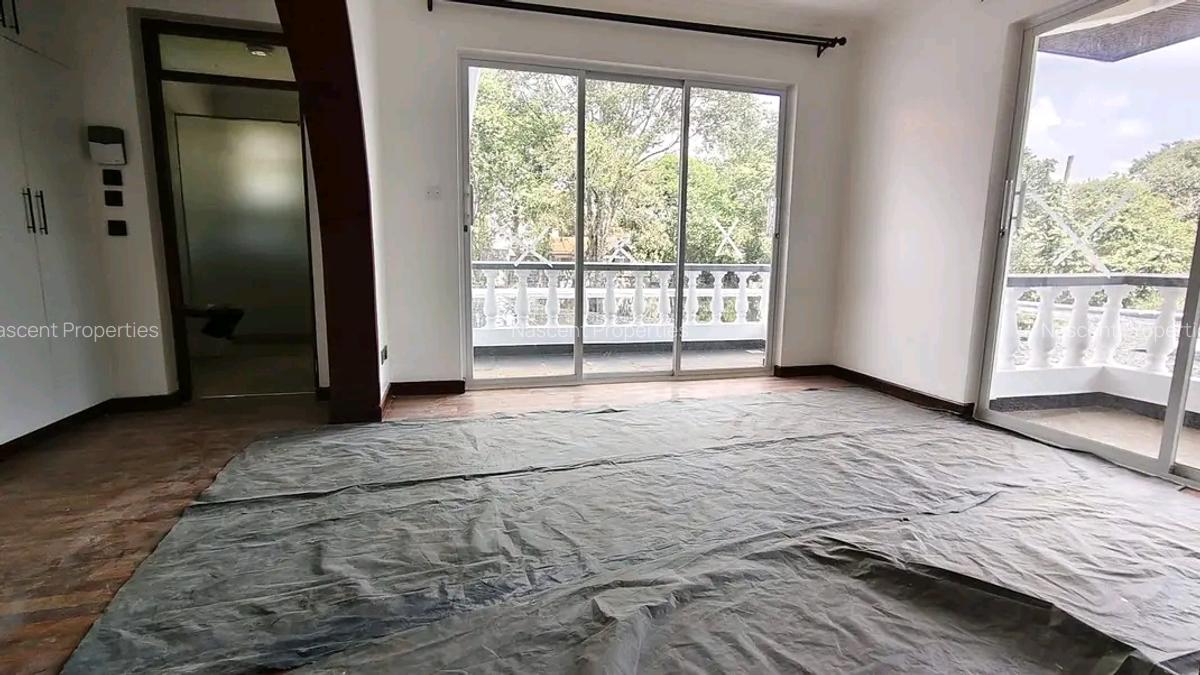 5 Bed House with En Suite in Ridgeways - 16